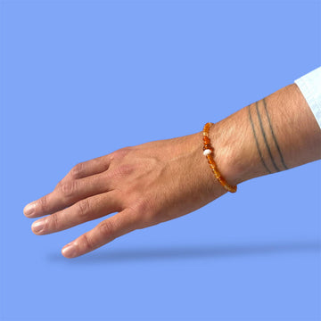 Bracelet Papa KEUR en pierres orange et ambrées porté au poignet
