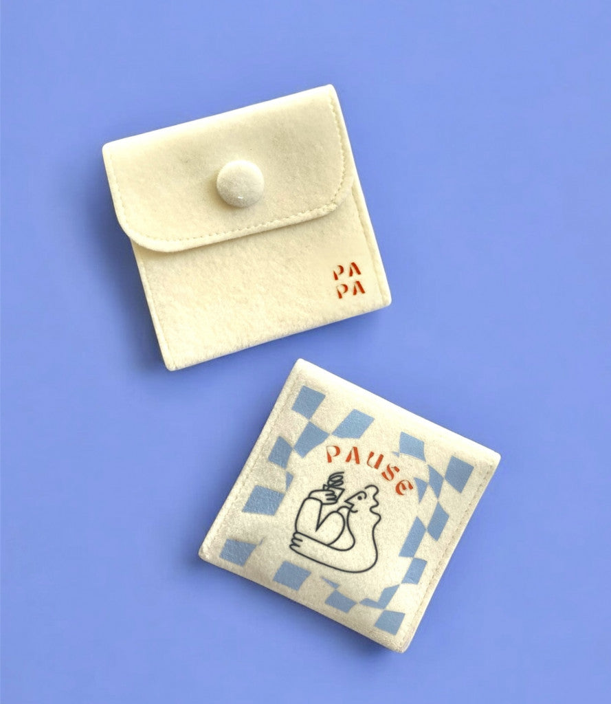 Petite pochette monnaie KEUR en tissu clair sur fond bleu