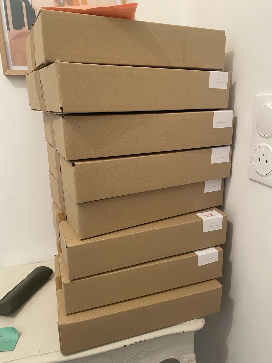 Une pile de commandes KEUR préparées à la main.